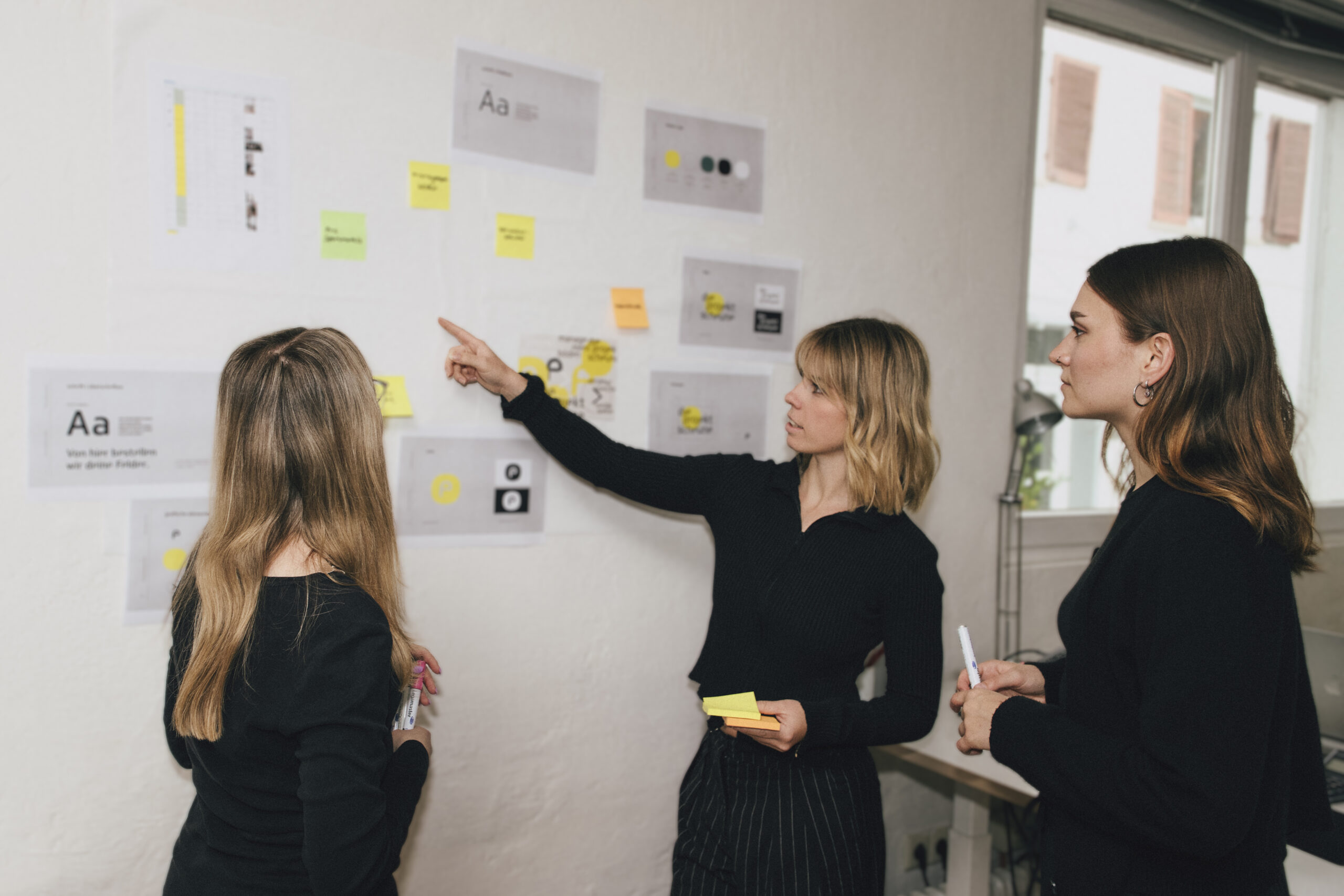 managementböden Das Team bespricht sich an einem Whiteboard.