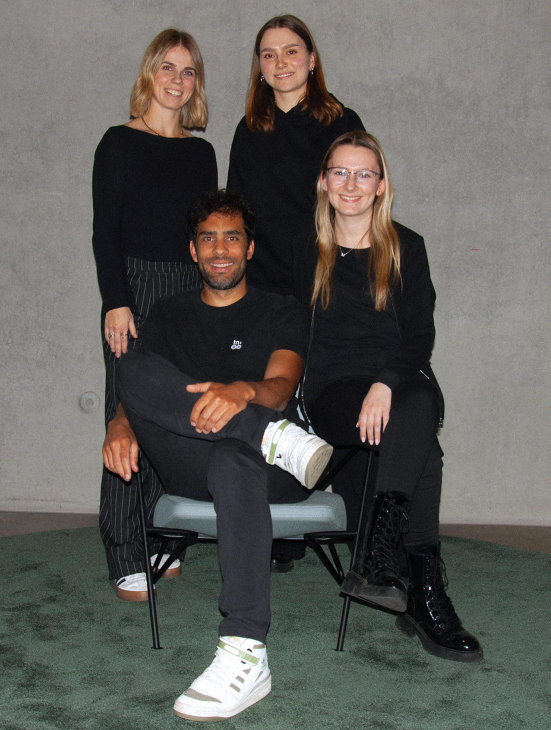 Teamfoto-die-projektscheune Teamfoto. Krissi und Annika stehen, davor sitzen Elmar und Sophie.