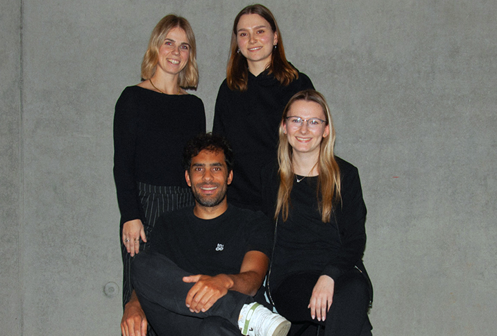 Teamfoto Mobilansicht Teamfoto. Krissi und Annika stehen, davor sitzen Elmar und Sophie.
