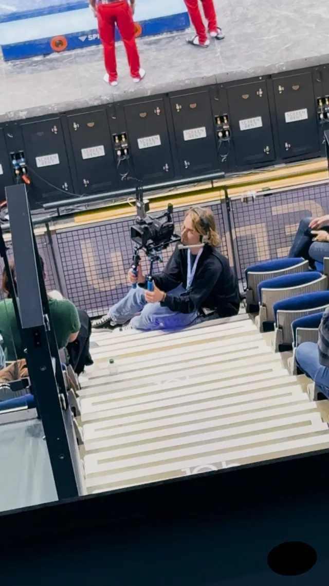 🎥 Mittendrin beim ENBW DTB Pokal 2025! 🏆🔥  @darius.wl war für uns als Kameramann beim @stuttgart2019 im Einsatz.
Vier Tage lang hat er die Moderatoren auf den Rängen begleitet und gemeinsam mit ihnen die Wettkampfpausen in der Porsche-Arena für die Fans unterhaltsam gestaltet. 🎤📸  Wie seine Woche beim internationalen Turnwettkampf aussah?
Das zeigt er euch in diesem kleinen Vlog – schaut rein! 🙌🎬  Du willst wissen, wofür Elmar bei diesem Event verantwortlich war?
Dann schau gern mal auf unserem LinkedIn vorbei – dort nehmen wir euch mit hinter die Kulissen!
 👉 @dieprojektscheune  #Projektscheune #DTBPokal2025 #TurnenInStuttgart #BehindTheScenes #Eventproduktion #Sportevent #VlogTime #Kamerateam #PorscheArena #MittendrinStattNurDabei