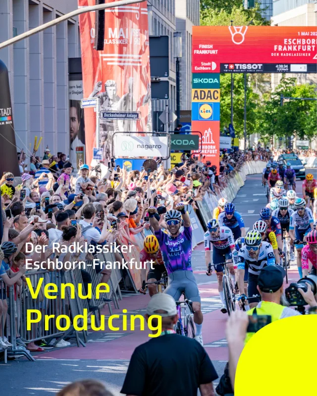 Eschborn-Frankfurt 🏙️:  Wie im Vorjahr waren wir von die projektscheune auch bei der diesjährigen Austragung des Radklassikers @eschbornfrankfurt am 1. Mai für die A.S.O Germany im Bereich Venueproducing im Einsatz. Neben dem Doppel-Haupt-Venue an der Alten Oper (Opernplatz und Zielgerade) haben wir auch an den Venues auf dem Feldberg, am Mammolshainer Stich, beim Start der @adac Velotour sowie am Profistart Inhalte produziert und einen Teil der Infrastruktur gestellt.  Aktiv in die Produktion eingebunden waren wir mit einem Team aus Dienstleistern und internen Mitarbeitenden an den Starts der Profis und der Jedermann-Fahrer*innen sowie an der Ziellinie und der Bühne an der Alten Oper. Die Themen Fanerlebnis, Sportpräsentation und Abläufe wurden in enger Abstimmung mit dem Kunden konzipiert, ausgearbeitet und live umgesetzt.  Insgesamt fanden an diesem Tag ein WorldTour-Profi-Radrennen, ein UCI-U23-Rennen (höchste Nachwuchsklasse), drei unterschiedliche Jedermannrennen sowie zahlreiche Nachwuchs Veranstaltungen statt – also ein vollgepackter Tag mit jeder Menge Radsport auf der Zielgeraden! Unseren Ausblick auf diese kann man im Video erahnen. ☺️  Wir gratulieren allen großen und kleinen Sieger*innen, die dieser Tag hervorgebracht hat – und ganz besonders dem Sieger des Elite-Rennens: Michael Matthews (@bling90).  Foto @henningangerer  #DieProjektscheune #EschbornFrankfurt #Radklassiker #Sportevent #Eventproduktion #Liveproduktion #Fanerlebnis #Radsportliebe #WorldTour #Jedermannrennen #Sportkommunikation #Eventagentur #Radsportevents #Eventtechnik #Bühnenproduktion #BehindTheScenes #Teamwork #Sportinszenierung #Zielgerade #Mammolshain
