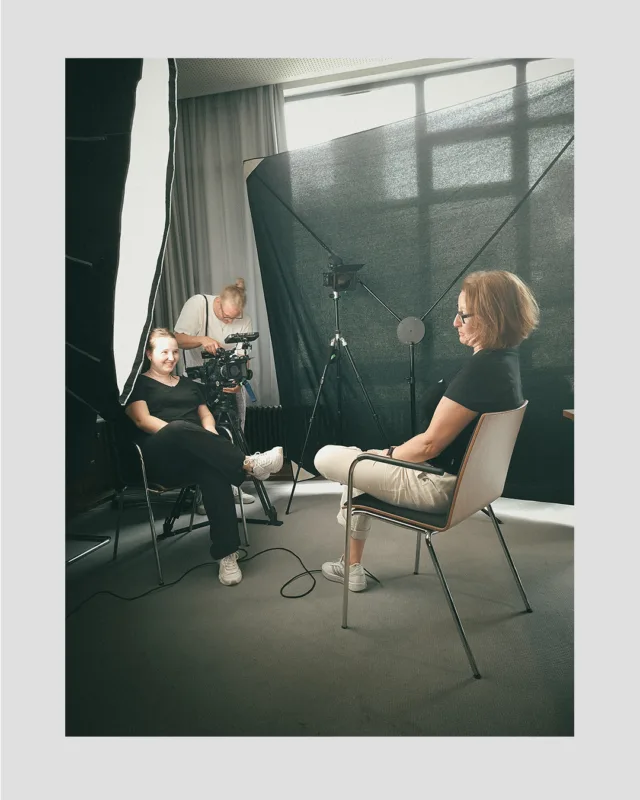 🎬 Alle 12 Projekte im Kasten!
 „Wir machen Mobilitätswende“ geht für uns in die nächste Phase. 🚗💡  In den letzten Wochen waren wir als Full-Service-Agentur in ganz Baden Württemberg unterwegs, um die nominierten Projekte der Landesauszeichnung „Wir machen Mobilitätswende“ im Auftrag des @verkehrsministerium_bw (umgesetzt durch die Nahverkehrsgesellschaft Baden-Württemberg) filmisch zu porträtieren.  Von Mannheim über Stuttgart bis Lörrach und Friedrichshafen, wir haben Menschen getroffen, die Mobilität in Baden-Württemberg aktiv mitgestalten. Ihre Ideen, Lösungen und Visionen übersetzten wir in authentische Videoporträts – und legten damit den Grundstein für die finale Preisverleihung.  Jetzt beginnt die Postproduktion, parallel laufen die Vorbereitungen für das große Finale: Die Preisverleihung findet am 20. Oktober als hybrides Green Event statt – mit Livestream und Auszeichnungen in vier unterschiedlichen Kategorien durch eine Fachjury. 🌿🏆. 🎥🏆  📍 Alle Infos & Projekte findet ihr auf: www.neue-mobilitaet-bw.de  #WirMachenMobilitätswende #NVBW #VerkehrsministeriumBW #DieProjektscheune #Mobilitätswende #Filmproduktion #Drehtag #BehindTheScenes #ZukunftBewegt #NachhaltigeMobilität #BadenWürttemberg #Agenturalltag