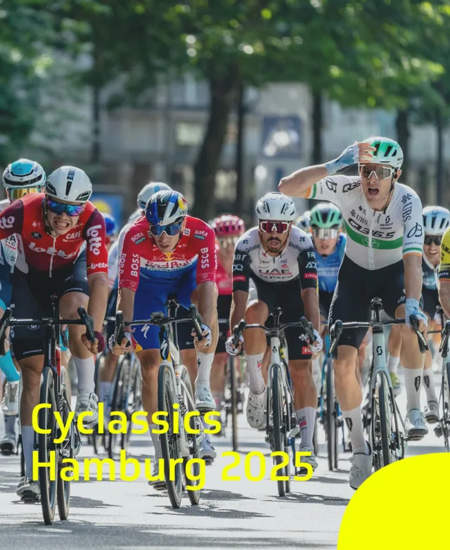🚴🚴‍♀️Cyclassics Hamburg 2025🏘️Am 17. August 2025 war Hamburg wieder im Radsportfieber! Bereits am frühen Morgen hieß es: Start frei für Tausende Hobbyfahrer*innen beim Jedermann-Rennen – volle Straßen, volle Energie! 💥Am Mittag dann der nächste Höhepunkt, das Profirennen. Spannung pur bis ins Ziel! 🏁🔥Ein ganzer Tag Radsport, Emotionen und Gänsehaut-Momente mitten in der Stadt.Die @dieprojektscheune war auch dieses Jahr im Bereich Venue Producing am Start und hat den Herzschlag des Events im Zielbereich spürbar gemacht: von den Inhalten auf den Screens bis hin zur Musikauswahl und der Koordination der Moderation. Unser Ziel: die Stimmung in Hamburg aufladen, die Fans informieren und die Energie des Rennens bis ins Finale tragen. Ob beim Jubel für die Profis oder beim Applaus für die tausenden HobbyRadsportler*innen – wir haben das Erlebnis auf den Plätzen und entlang der Strecke lebendig gemacht.Danke an alle Beteiligten, es war uns eine Freude, ein Teil der @cyclassics zu sein! 🙌@elmar_burke, @lehle.medien, @lichtenhannes, @philippporges, @stephan_salscheider  📸 @jasperkorthfotografie   @dieprojektscheune Nach den Cyclassics ging es direkt weiter zur Lidl Deutschlandtour, was wir dort gemacht haben, erfahrt ihr in den nächsten Wochen. Also seid gespannt!#DieProjektscheune #Cyclassics #Hamburg #Radsportliebe #Sportevent #Eventproduktion #VenueProducing #Radsportevents #Jedermannrennen #WorldTour #BehindTheScenes #Teamwork #Sportinszenierung #Fanerlebnis