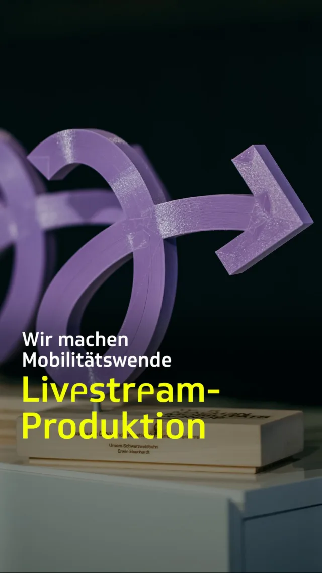 Preisverleihung - Wir machen Mobilitätswende 🏆Am kommenden Montag, den 20.10.25 ist es soweit und das finale Event @imwizemann startet! Es werden Preise in den Kategorien „Entspannt Mobil“, „Elektrisch Mobil“, „Garantiert Mobil“, „Publikumspreis“ und der Sonderpreis Kommunikation vom @verkehrsministerium_bw verliehen.Beim Entstehen eines solchen Events braucht es natürlich einiges an Organisation im Voraus 🫡Die letzten Wochen waren wir damit beschäftigt von Location-Auswahl, über das Programm bis hin zum Setdesign und der Sendungs-/ Veranstaltungsplanung alles zu koordinieren.Neben unserer Moderatorin @katie_gallus werden auch @maloyft, @winne.hermann und @wirsindparallel auf der Bühne zu sehen zu sein. Und vor allem die Gewinner aus den 12 nominierten Projekten.Gespannt wer welchen Preis mit nach Hause nimmt? Dann schau dir gern den von uns produzierten Livestream an! Den Link findest du dazu am Montag in unserer Story😋✌🏽 #event #live #hybrid #awards #preisverleihung #dieprojektscheune #dps #imwizemann #stuttgart