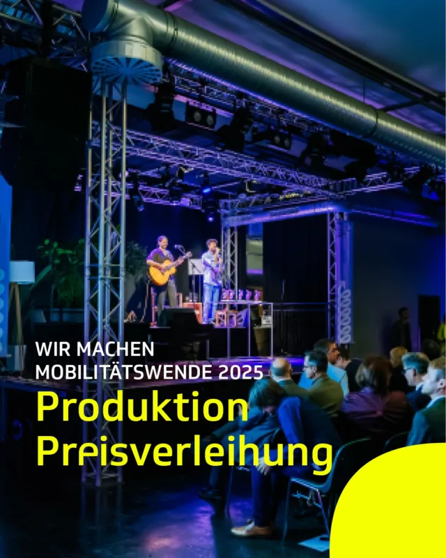 Preisverleihung Wir Machen Mobilitätswende 🏆👏🙂Nach einem guten Jahr Arbeit am Projekt und für die TeilnehmerInnen nach der Bewerbungsphase, der Nominierungsphase, den Dreharbeiten mit uns, der Publikumsabstimmung und der Jurysitzung war am 20. Oktober der Moment gekommen, in dem die GewinnerInnen des Jahrgangs 2025 der Landesauszeichnung für nachhaltige Mobilität feststanden und geehrt wurden. Zusammen mit @tp_mediendesign, @bloodyorangephotography, @schawatv, @nicogerlinger1, @imwizemann, @wirsindparallel, @maloyft, @winne.herrmann, @niedermueller_photography, @lehle.medien, Katie Gallus und dem Team der NVBW und des @verkehrsministerium_bw durften wir auch bei diesem Hybrid-Event von A-Z mitgestalten und umsetzen. Wer noch einmal relive reinschauen mag – den Link gibts in der Story! 📸 @niedermueller_photography #award #hybridevents #event #wmm25 #dieprojektscheune